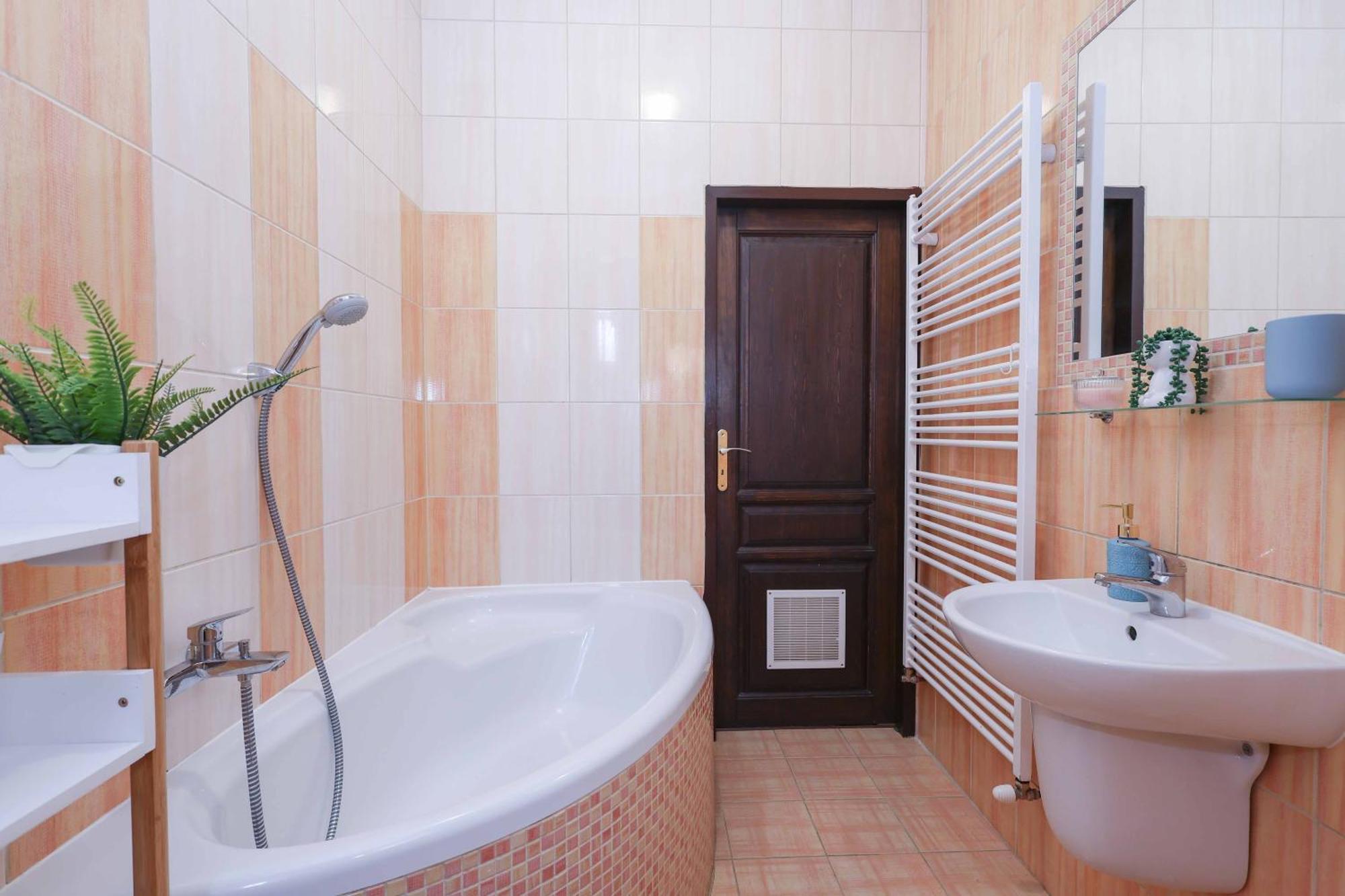 Cozy & Spacious Family Stay Near Train Station Bratislava Exterior foto